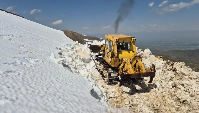 Nisan Ayında 2 Metreyi Aşan Karla Mücadele: Yol Açma Çalışmaları Başladı