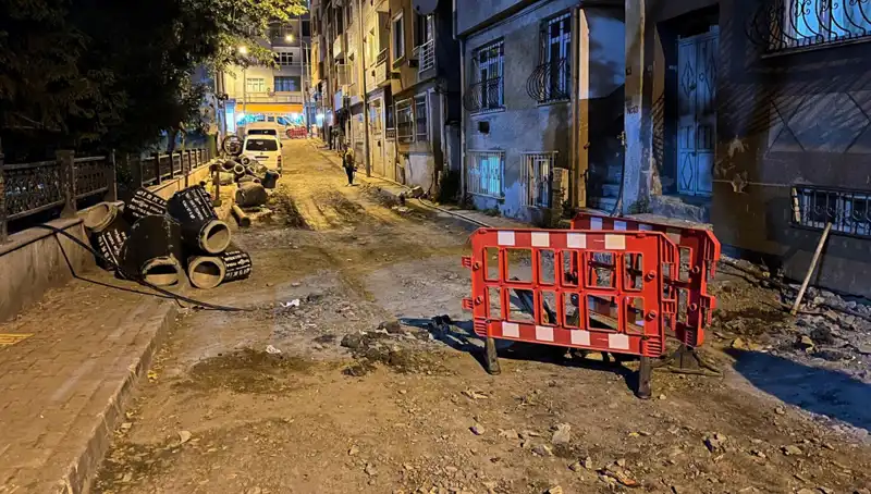 Bayrampaşa’da Altyapı Çalışmalarında Şok Gelişme: Rögar Kapağı Patladı!