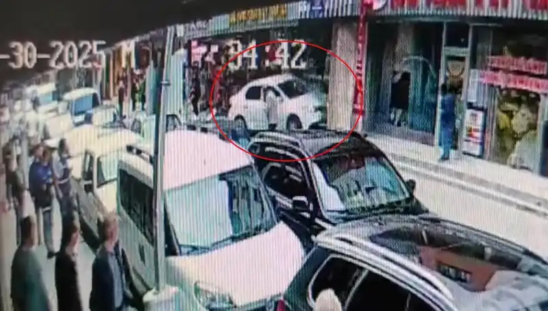 Alkollü Sürücü Mağazaya Daldı, İki Çocuk Tam Zamanında Kurtuldu!