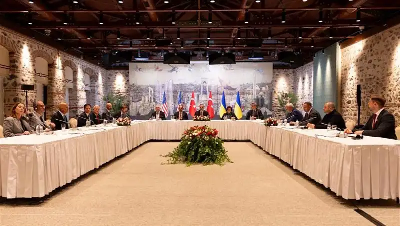 Barış Masası'nda Beklenen Üçlü Toplantı Nihayet Başladı