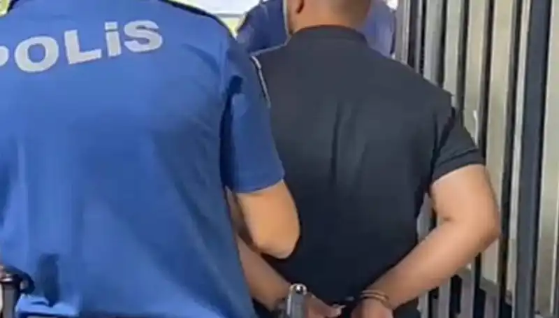 İzmir'de Polise Saldıran Şahıs, Adaletin Kollarına Teslim Oldu