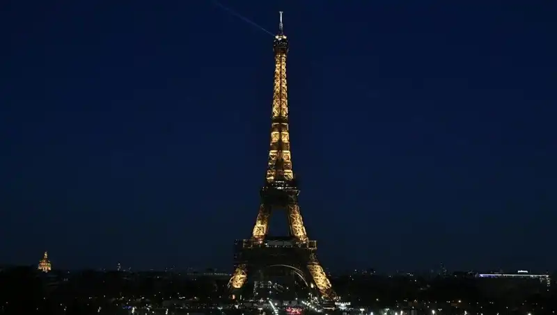 Eyfel Kulesi'ne Saldırı Girişimi: İki Şüpheli Tutuklandı