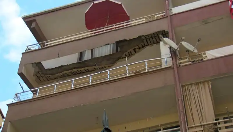 Güngören'de Dehşet Anları: Beş Katlı Binanın Balkonu Bir Anda Çöktü