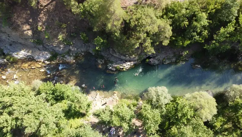 Adana'da Sıcak Havanın Etkisi: Yaylacılar Doğal Sularla Ferahlıyor