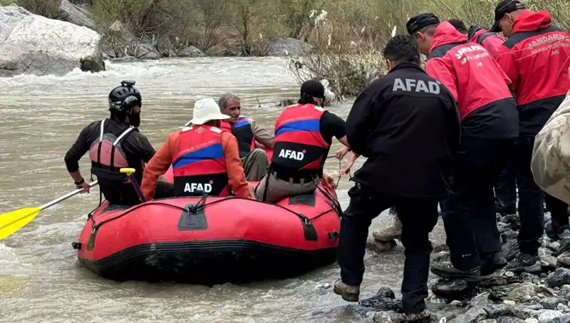 Zap Suyu Kenarında Mahsur Kalan Dört Kişi Dramı: Kurtarma Operasyonu Başarıyla Gerçekleşti