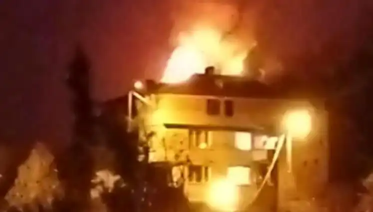 Saman Dolu Çatı Alev Alev, Mahalle Sakinleri Sokaklara Döküldü!