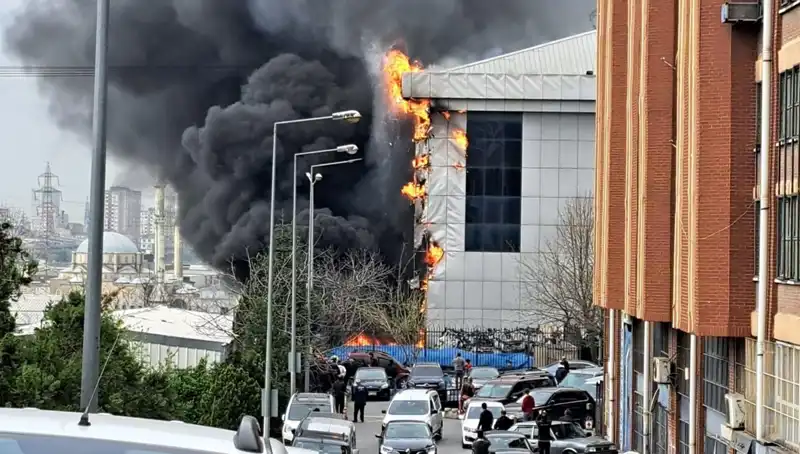 Başakşehir'de Sanayi Sitesinde Korkutan Yangın: Ekipler Seferber Oldu