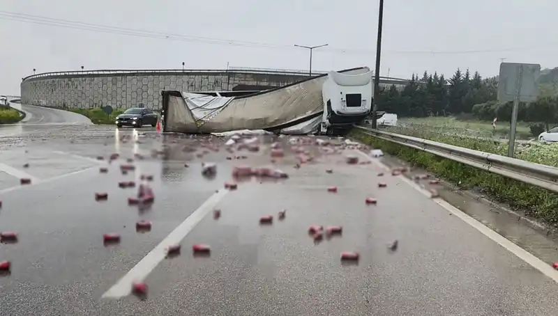 TIR’ın Devrilmesi Sonrası Yolda Hızla Saçılan İçkiler Şoku