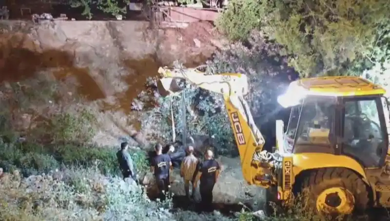 Hatay'da İneğe Kurtarma Operasyonu: İğrenç Bir Kaza Sonrası Dram