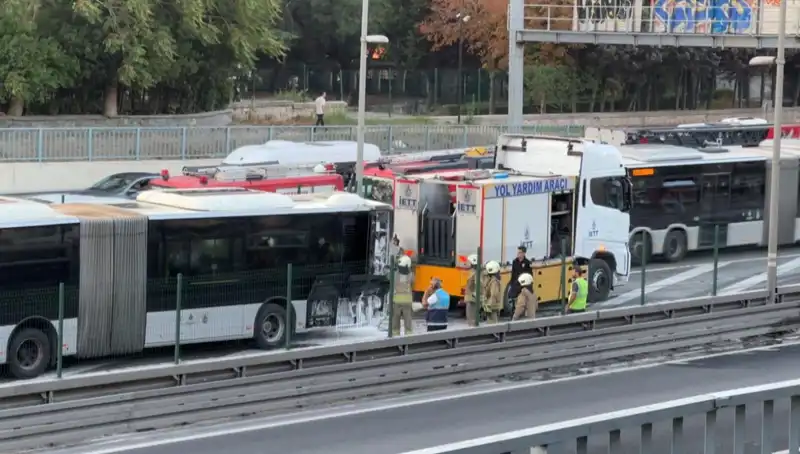 İstanbul Metrobüs Yangını: Yolcular Panik İçinde ve Trafik Felç Oldu!