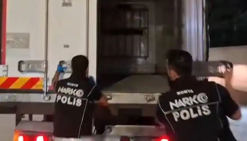 Konya'da Uyuşturucu Operasyonu: Dört Şüpheli Suçüstü Yakalandı!