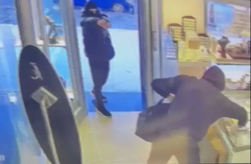 Ümraniye'de Maskeli Soygun Girişimi: 5 Kişi Silahlarla Baskın Yaptı