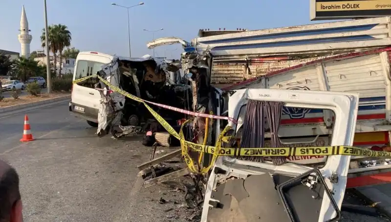Mersin'de Tatil Yolu Üzerinde Feci Kaza: İki Hayat Kaybı, 10 Yaralı