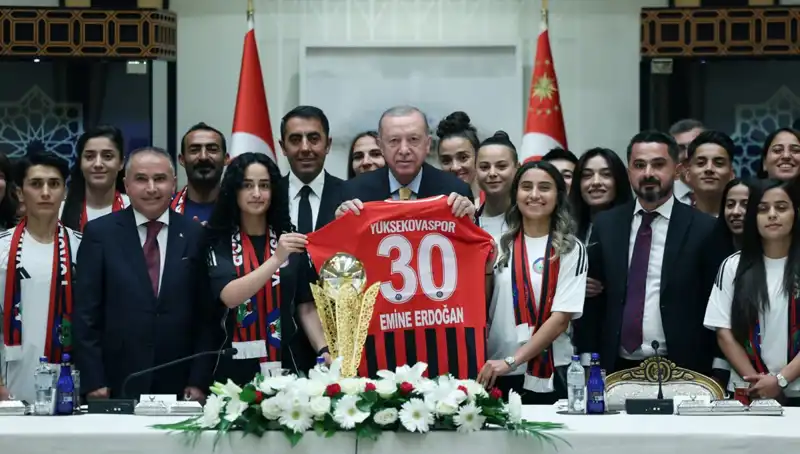 Cumhurbaşkanı Erdoğan, Yüksekovaspor Kadın Futbol Takımı ile Görüşerek Destek Verdi