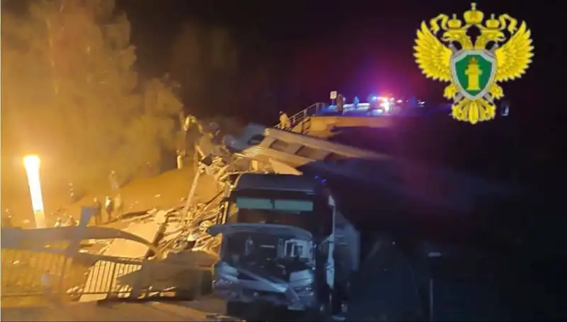 Rusya'da Köprü Çökmesi ve Tren Kazası: 7 Kayıp, Çöküşün Ardındaki Sebepler Neler?