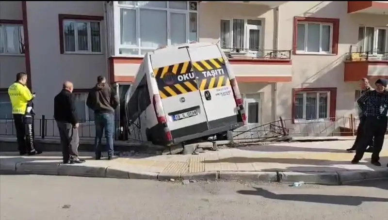Okul Servisi Balkona Daldı: İki Çocuk Yaralandı, Olayın Perde Arkası Nedir?