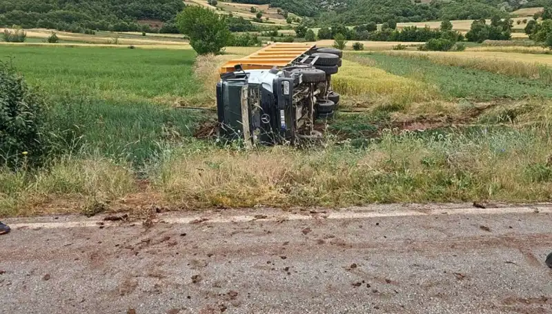 Tokat'ta Devrilen Kamyon Sonucu Yaşanan Feci Kaza: Şoför Hayatını Kaybetti