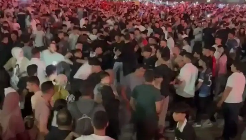 Konserde Bıçaklı Kavga: Üç Kişi Yaralandı, Güvenlik Fırsat Bulamadı