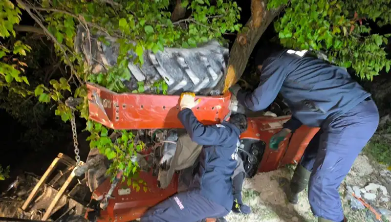 Kontrolden Çıkan Traktör Devrildi: Feci Kaza Hayatları Kararttı