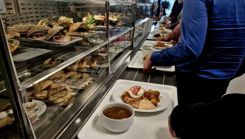 Endonezya'da 846 Öğrencinin Zehirlenmesi: Ücretsiz Yemek Skandalı