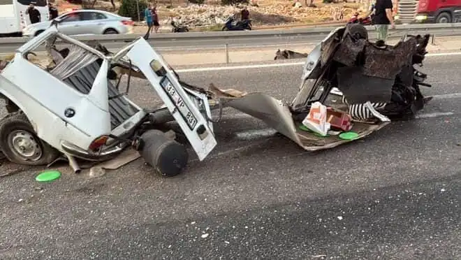 Bariyere Çarpan Araç Korkunç Bir Kazaya Neden Oldu: Bir Ölü, Bir Yaralı