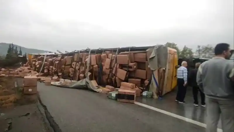 TIR Devrildi, TEM Otoyolu'nda Trafik Felç Oldu!