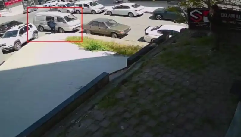Aracını Çalmak İsteyen Hırsız, Vatandaş Tarafından Suçüstü Yakalandı