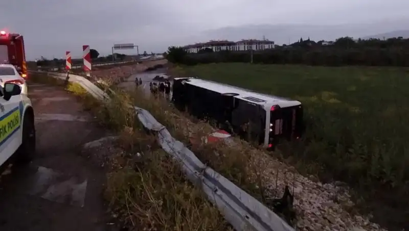 Manisa'da Yolcu Otobüsü Kaza Yaptı: Yaralıların Sayısı Artıyor!