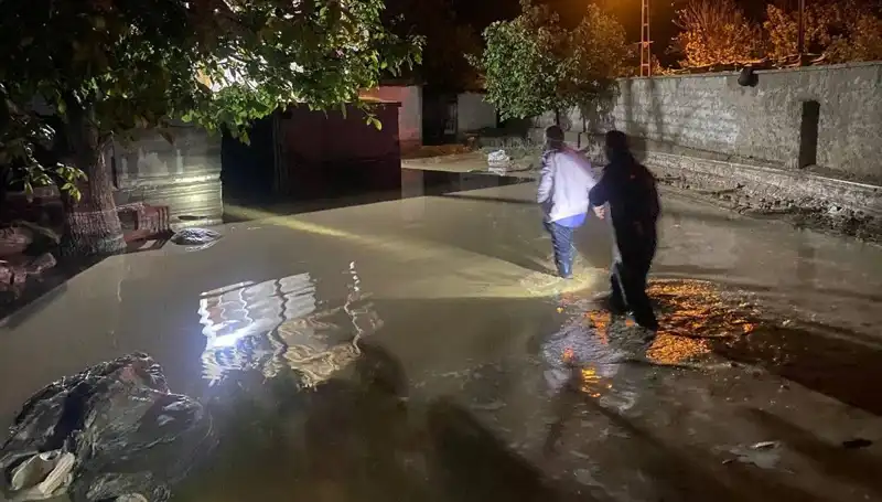 20 Dakikalık Şiddetli Yağış, Evleri Yıktı ve İnsanı Tehlikeye Attı