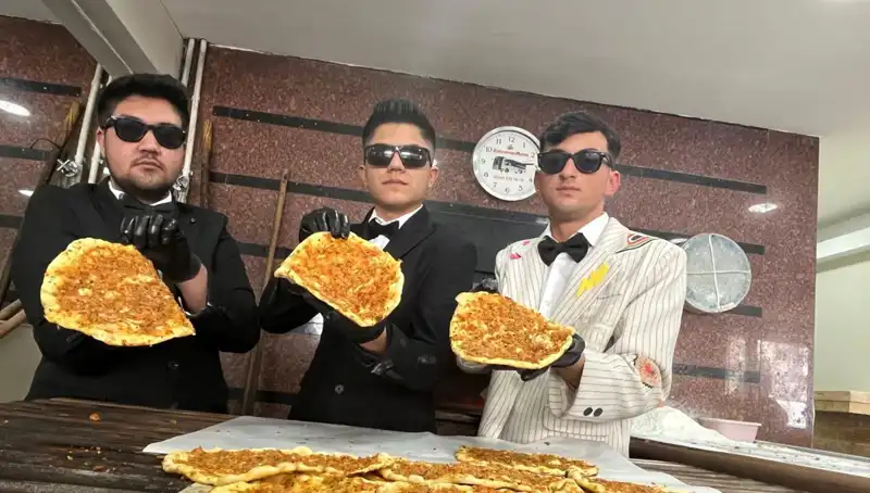 Fırıncıların Takım Elbise Giyinmesi: Şehirde Yeni Bir Trend Başlatıyor!