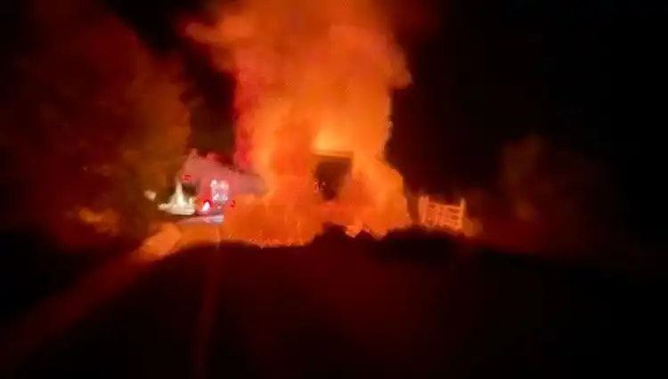 Seyir Halindeki Kamyonet Korkunç Yangında Alev Alev Yandı