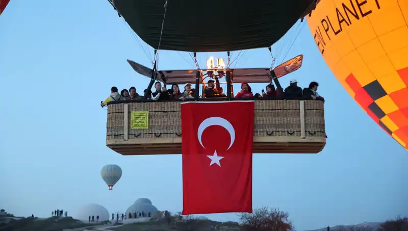 Kapadokya'da 23 Nisan Coşkusu: Balonlar Türk Bayraklarıyla Süslendi