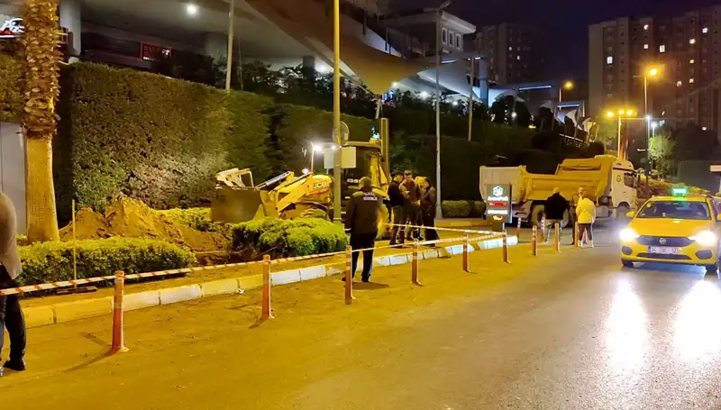 AVM Girişinde Doğalgaz Paniği: Vatandaşlar Korku İçinde Kaçtı!