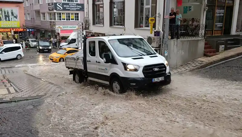 Şiddetli Sağanak: 10 Dakikada Şehir Sular Altında Kaldı