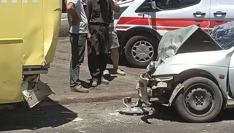 Halk Otobüsü ve Otomobil Çarpıştı: Feci Kaza Ortalığı Salladı