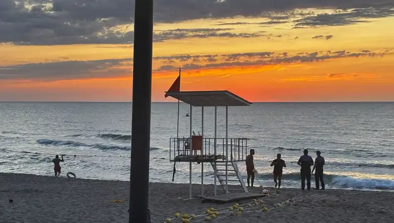 İnkumu Plajı'nda Deniz Akıntısı Paniği: Tatilciler Endişeli