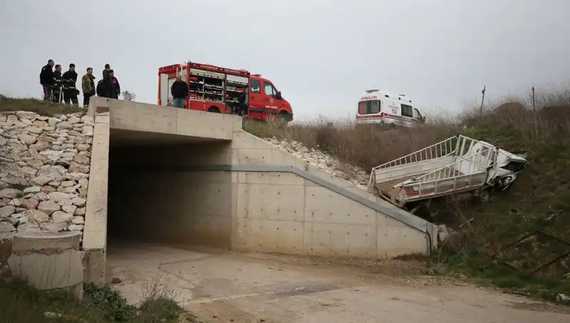 Kamyonet Alt Geçide Düştü: Ne Olmuş Olabilir?