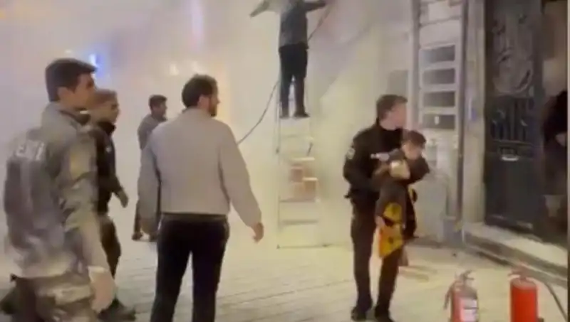 Beyoğlu'ndaki Büfe Yangınında Kahraman Kurtarma Operasyonu