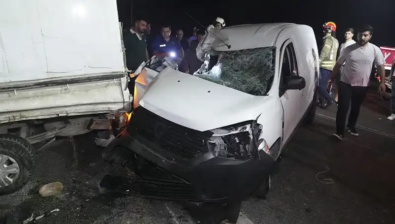 İstanbul'da Korkutan Kaza: 3 Kişi Yaralandı, Trafik Kaos Oldu