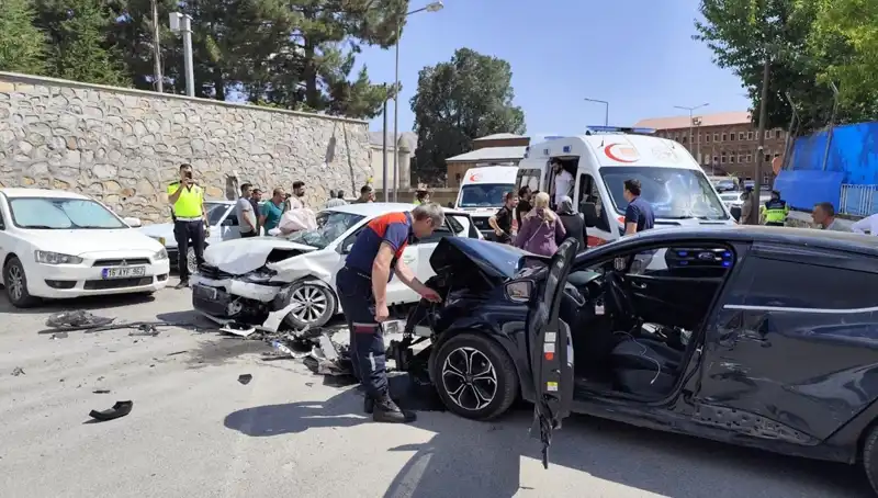 Bitlis'te Korkutan Trafik Kazası: 10 Kişi Yaralandı