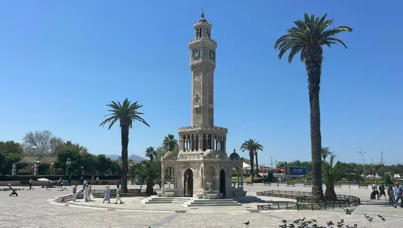 İzmir'de Aşırı Sıcaklar Hayatı Durdurdu: Hemşehriler Neden Evde Kaldı?